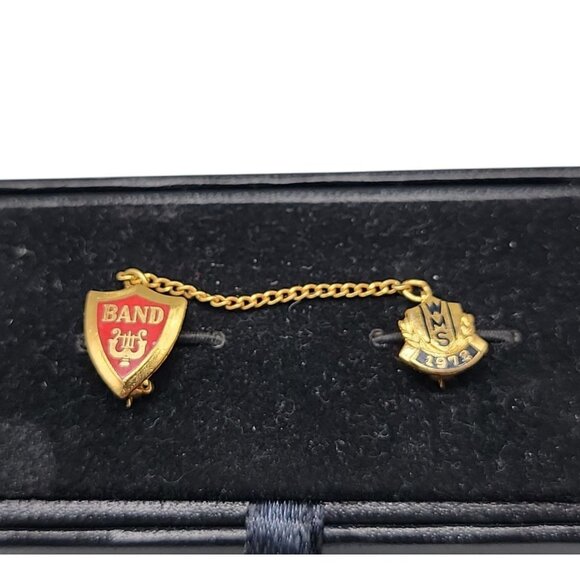 WMS 1972 Band Double Pin Original Card Bale Company Gold Tone Vintage - Picture 1 of 9